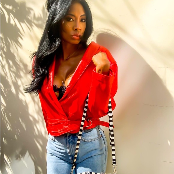 Red vintage structured cropped leather jacket with buckle closure - Picture 3 of 6